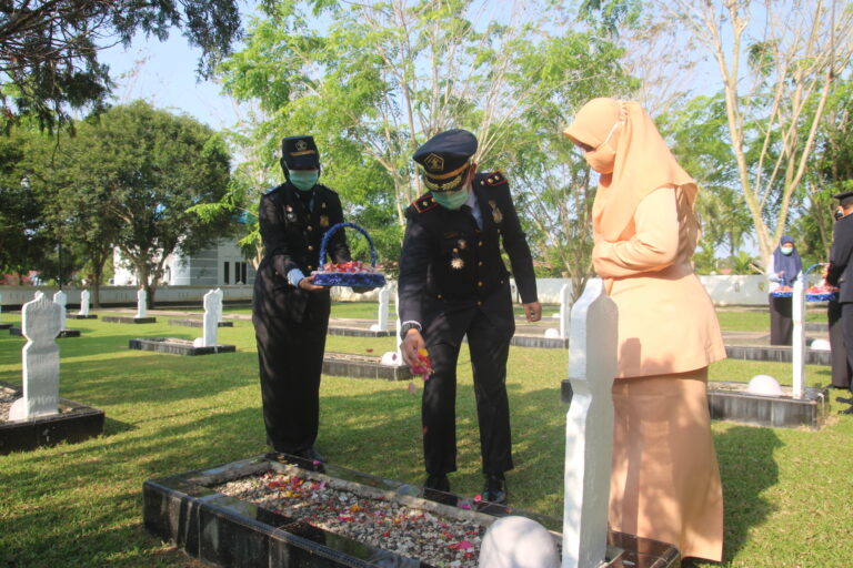 Upacara Tabur Bunga Peringatan HBI ke 71