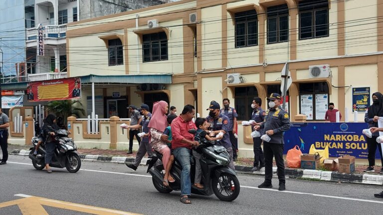 Imigrasi Bengkalis Berbagi Takjil Gratis Kepada Masyarakat