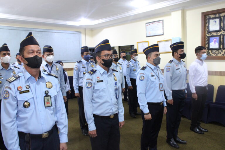 Kakanim Bengkalis Serahkan SK Kenaikan Pangkat Pegawai dan SK CPNS