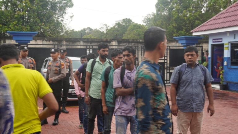 Pengawalan Penyerahan 43 WN Bangladesh ke Rumah Detensi Imigrasi Pekanbaru