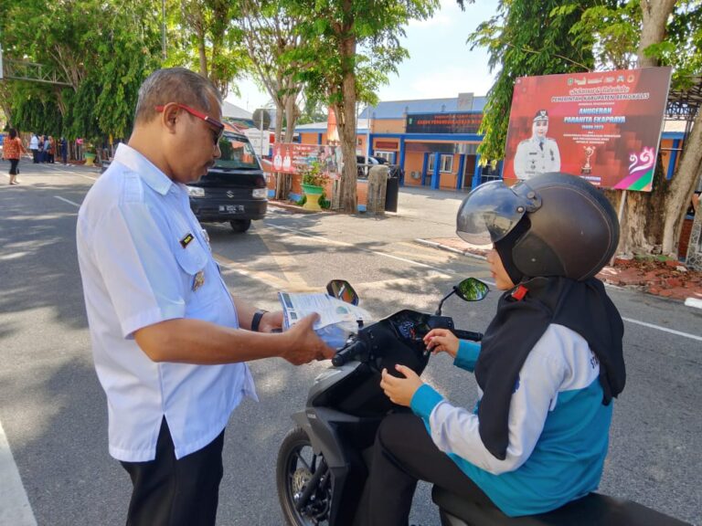 Imigrasi Bengkalis Sosialisasikan E-Passport Sambil Berbagi Takjil