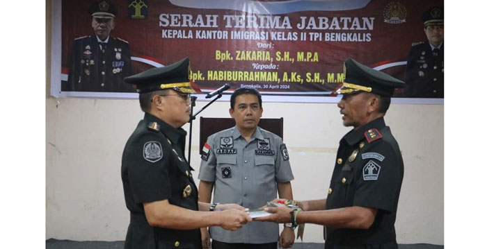 Pensiun, Zakaria Serahkan Jabatan Kepala Kantor Kepada Pelaksana Tugas