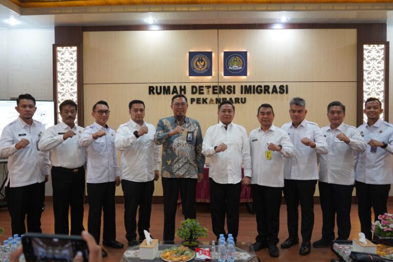 Kepala Kantor Tandatangani Perjanjian Kinerja dan Komitmen Bersama