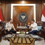 Dirjen Imigrasi Hendarsam Marantoko dan Seskab Teddy Indra Wijaya