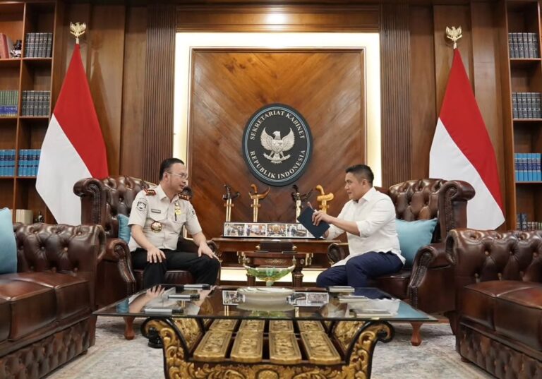 Dirjen Imigrasi Hendarsam Marantoko dan Seskab Teddy Indra Wijaya