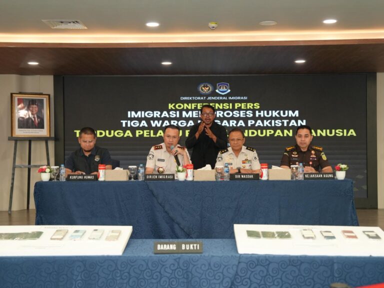 Direktur Jenderal Imigrasi Saat Konferensi Pers Terduga Pelaku TPPO WN Pakistan