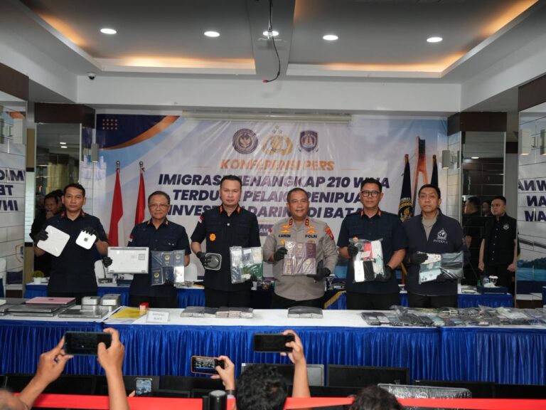 Imigrasi Tangkap 210 WNA Pelaku Dugaan Scam Trading di Batam