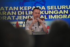 JAKARTA — Direktur Jenderal Imigrasi, Hendarsam Marantoko, mengimbau seluruh jajaran Direktorat Jenderal (Ditjen) Imigrasi untuk melaksanakan langkah-langkah konkret (action plan) guna meningkatkan integritas pelayanan publik. Imbauan tersebut disampaikan dalam pengarahan kepada seluruh petugas Imigrasi di Indonesia serta Atase Imigrasi pada Perwakilan RI yang digelar secara hybrid di Aula Ditjen Imigrasi pada Selasa (09/06/2026). “Kita serahkan sepenuhnya proses hukum yang sedang berjalan kepada aparat penegak hukum (APH). Mulai minggu ini, saya minta semua jajaran kembali fokus pada tugas, fungsi, dan program-program yang sudah dicanangkan. Pelayanan kepada masyarakat harus berjalan optimal,” ujarnya. Hendarsam mengakui bahwa krisis yang terjadi saat ini merupakan salah satu pukulan terbesar bagi organisasi. Namun demikian, ia meminta agar momentum tersebut dijadikan sebagai ruang refleksi menyeluruh untuk menghapus praktik dan budaya kerja masa lalu yang tidak sesuai. “Zaman sudah berubah, dan tuntutan masyarakat saat ini telah berubah. Tidak ada hak istimewa (privilege) bagi siapapun untuk melakukan pelanggaran,” tegas Hendarsam. Menurutnya, fungsi pelayanan publik yang dijalankan oleh Imigrasi bersentuhan langsung dengan masyarakat sehingga sangat rentan terhadap komplain dan kritik. Karena itu, kerentanan tersebut harus dijawab melalui penguatan mental aparatur agar mampu merespons setiap keluhan secara cepat dan transparan. Ia juga menilai Ditjen Imigrasi memiliki sumber daya manusia yang unggul. Namun, kapasitas tersebut harus berjalan beriringan dengan integritas yang kuat agar organisasi dapat kembali berdiri tegak. Lebih lanjut, Hendarsam menegaskan bahwa orientasi utama Imigrasi adalah memangkas jarak dengan masyarakat. Segala bentuk kecemburuan sosial maupun persepsi negatif publik harus dijawab melalui perubahan sikap serta komitmen pelayanan yang nyata. "Gagasan 'Imigrasi untuk Rakyat' lahir karena kita harus mendekatkan diri dan menghilangkan jarak dengan masyarakat. Fokus kita sekarang adalah membuktikan komitmen itu, merebut kembali kepercayaan publik, dan memastikan bahwa setiap kerja Imigrasi benar-benar dirasakan manfaatnya oleh rakyat," pungkas Dirjen Imigrasi.