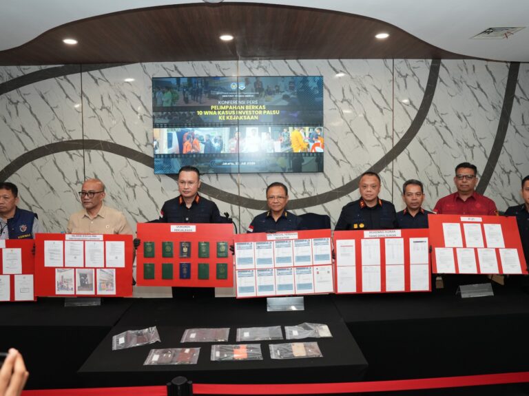 Imigrasi Tangkap 10 WNA Investor Palsu