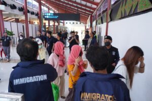 Imigrasi Deportasi WN Vietnam pelanggar izin tinggal